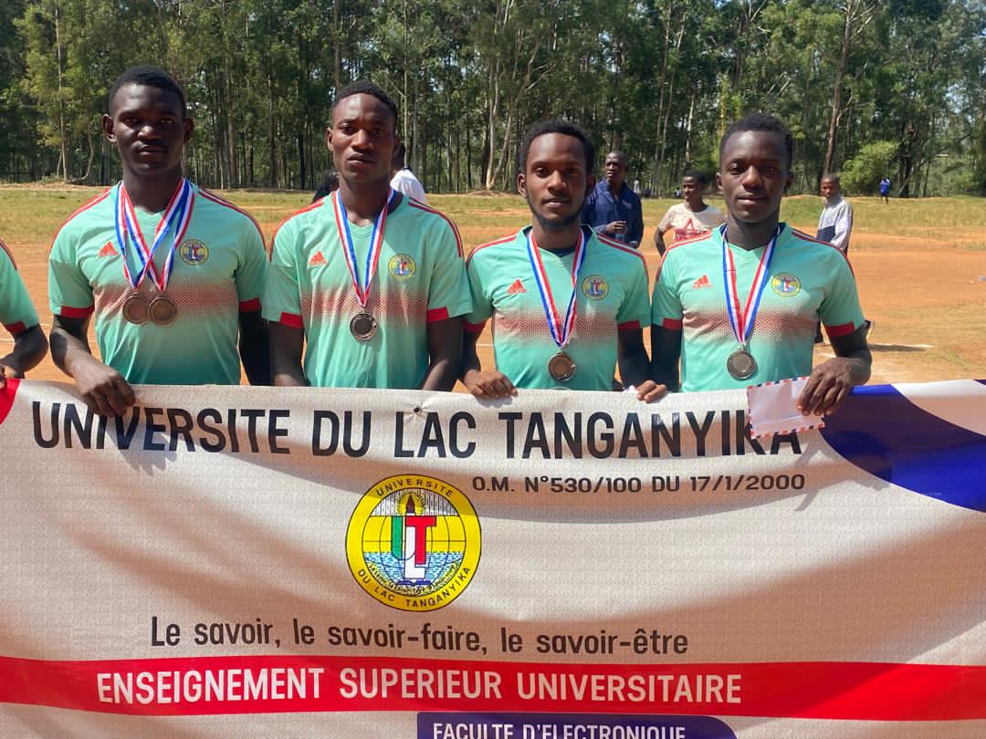 Les athlètes tenant un banderole dans la main après compétition