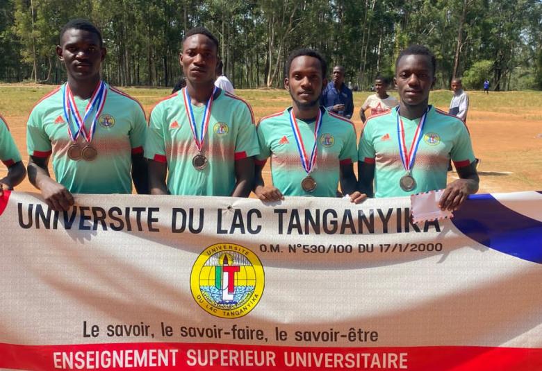 Les athlètes tenant un banderole dans la main après compétition