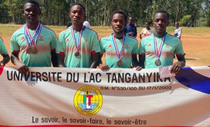 Les athlètes tenant un banderole dans la main après compétition