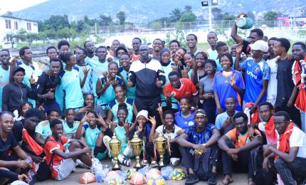 Les joueurs et les autorités de l'Université en célébration de la victoire