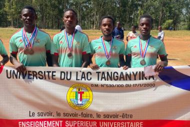 Les athlètes tenant un banderole dans la main après compétition